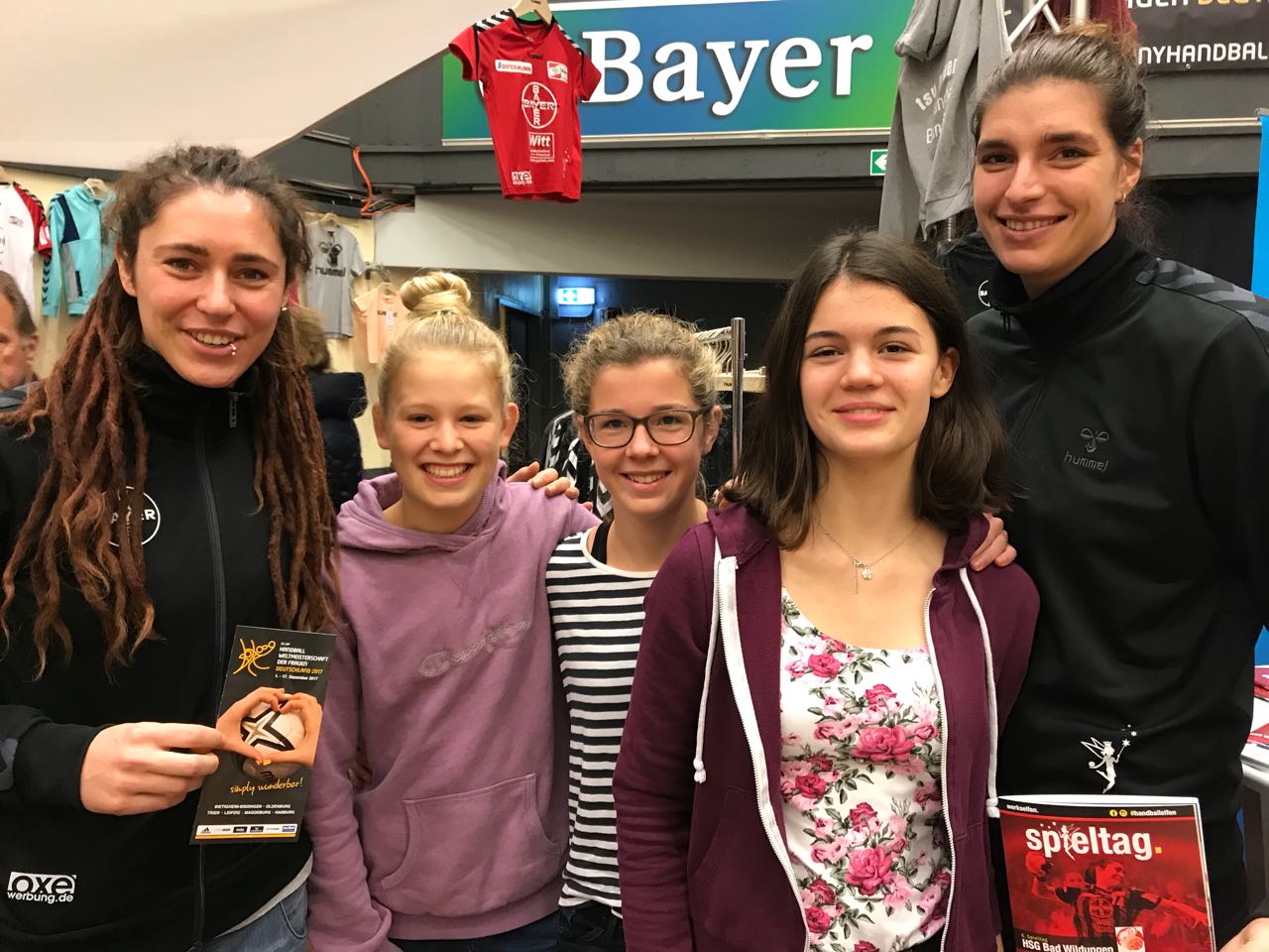Bild mit Elfen: Nationalspielerin Jenny Karolius mit Emily, Paula und Lilli (HSG) und Franziska Mietzner (v.l.)